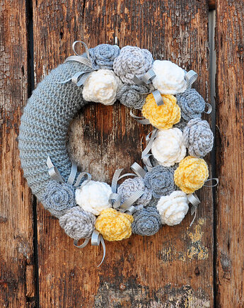 Dziergany wianek w sweterku z różami, mamuta