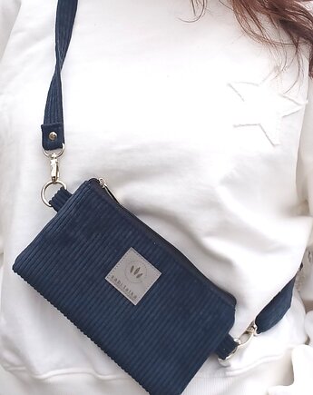 Sztruksowa saszetka na telefon Czarna drobny prążek, sabi tatka