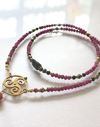Talizman ochronny z triskelionem - rubin,spinel, granat, turmalin, KEIT
