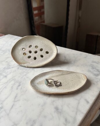 Ceramiczna Mydelniczka Owalna z Odpływem Raspberry Mist, Maison Fragile