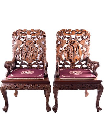 Para chińskich rzeźbionych foteli w smoki styl Qing IIpoł XX w 107x65x55 cm, Strzecha