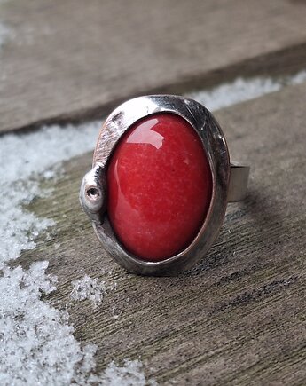 W czerwieni - pierścionek regulowany, po drugiej stronie lustra