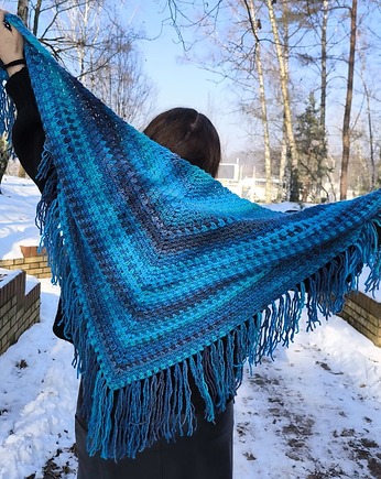 Chusta  z frędzlami MAXCOLOR niebieska, sploteka