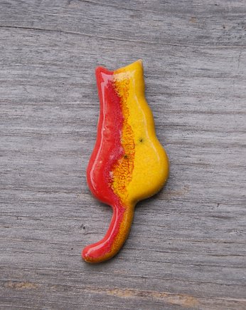 Ceramiczny magnes kot czerwono zółty, Gliniana Koniczynka