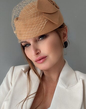 Toczek filcowy / fascynator camel, MONIKA SAXTON LUXURIOUS MILLINERY