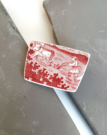 Broszka z postacią, biżuteria z talerzy