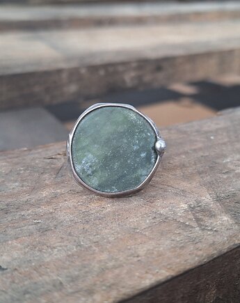 Na trawie - pierścionek regulowany, po drugiej stronie lustra