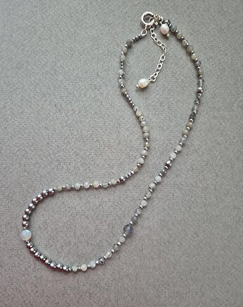 Srebrny naszyjnik labradorytów, pereł i srebrnych hematytów, Dziewczyna i Perły