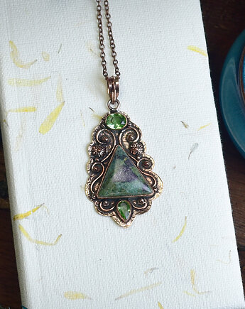 Miedziany ozdobny  wisiorek z zoisytem z rubinem i peridotem, Spirit Of Copper