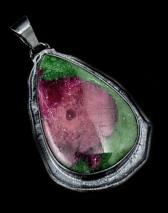 Rubin z iryzacją w zoizycie, Pracownia Neores