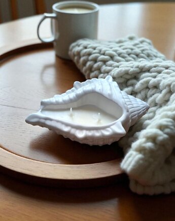 Świeca sojowa  w naczyniu gipsowym SIMPLE WHITE, inspirowana La vie est belle, Oyka Candle