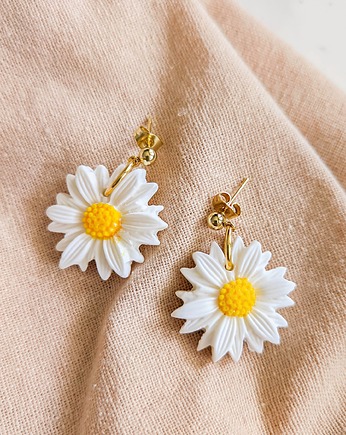 Długie lekkie kolczyki stokrotki, biżuteria idealna na wiosnę z kwiatami, Dary Rusałki