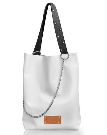 Biały worek skórzany z łańcuchem, modeMania
