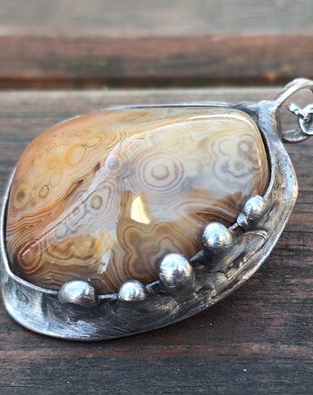 Żywe kultury bakterii - wisiorek, po drugiej stronie lustra