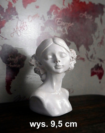 Kobieta biała, rzeźba z gipsu, kwiaty we włosach, wys. 9,5 cm, JBJart Justyna Jaszke
