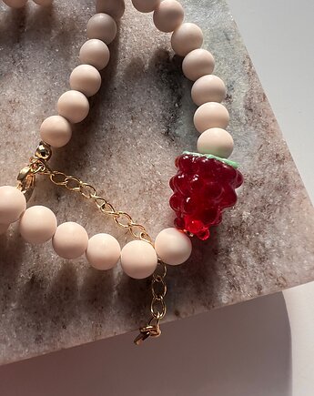 Handmade naszyjnik z matowych beżowych kamieni i szklaną malinką, Juicy Beads