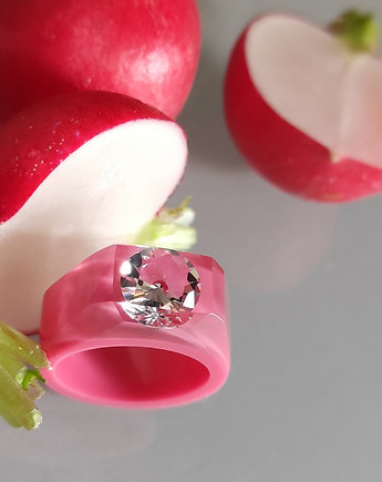 Różowy pierścionek z cyrkonią, Scradeus