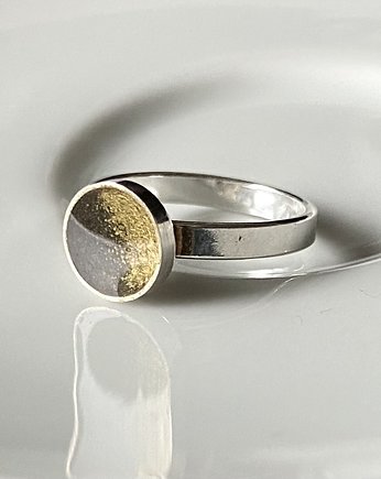 Srebrny pierścionek z betonowo-złotym oczkiem, CONCRETE.ME jewelry