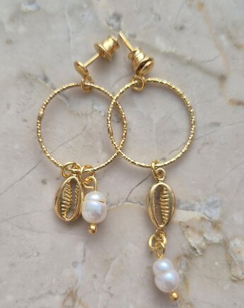 Delikatne kolczyki asymetryczne z perłami i muszelkami, pozłacane srebro, Dziewczyna i Perły