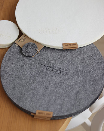 Cztery podkładki pod talerz koło z listkiem, felt label