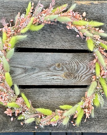 Wianek z naturalnych, suszonych roślin na metalowej obręczy, Rosa