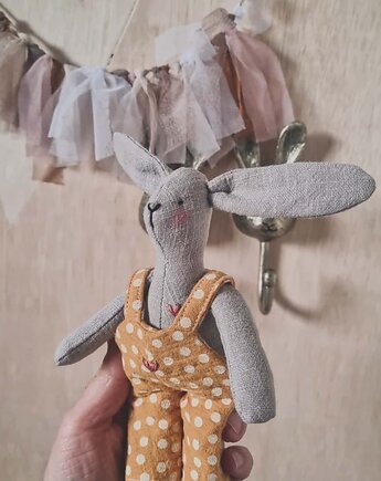 Królik w ogrodniczkach, peppo