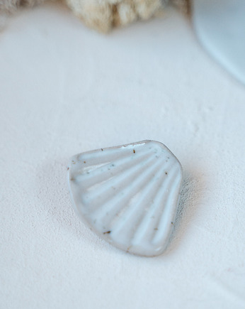 Ceramiczna broszka MUSZLA, rękoczyny