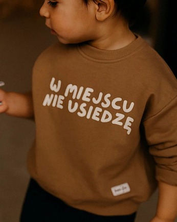 Bluza dziecięca W MIEJSCU NIE USIEDZĘ - kawowa, Wear Your Journey