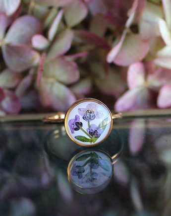 Złoty pierścionek smagliczka żywica epoksydowa suszone kwiaty, zkwiatem