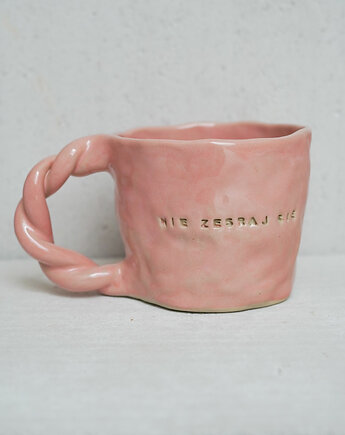 Kubek z brzydkim napisem NIE ZESRAJ SIE 340 ml różowy, rel ceramic