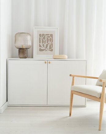 Biała komoda ARIE z frezowanymi frontami biały 2 drzwiowy kredens, Papierówka Simple form of furniture