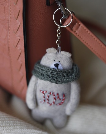 Brelok miś z haftem i szalikiem, Kruszek