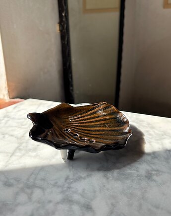Ceramiczna Mydelniczka z Odpływem Muszelka Muszla Czarno Brązowa, Maison Fragile
