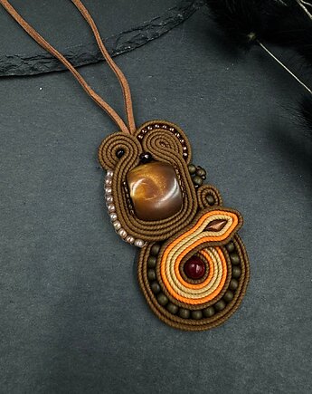 Wisior sutasz w odcieniach karmelu i brązu na zamszowym sznurku, Biżuteria Beatrice