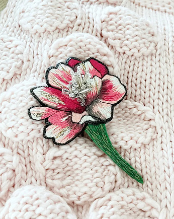Broszka KWIAT 24 ręcznie haftowana przypinka z koralikami piwonia, HAART