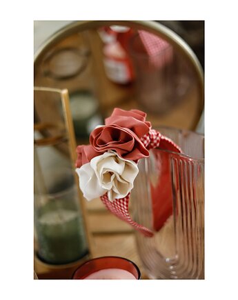 Opaska w kratkę z jedwabnymi rozami, Celina Parysów