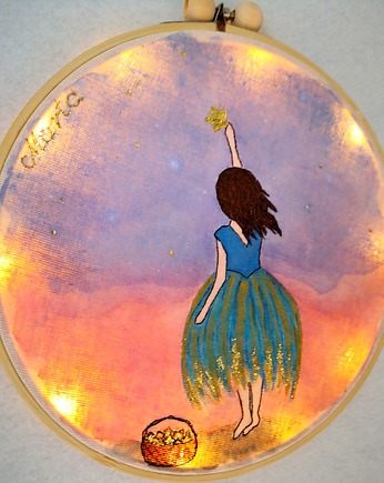 Dziewczynka sięgającą gwiazd - obrazek z podświetleniem, gingerolla