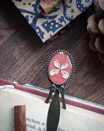 Zakładka z białymi kwiatami, Figa handmade accessories