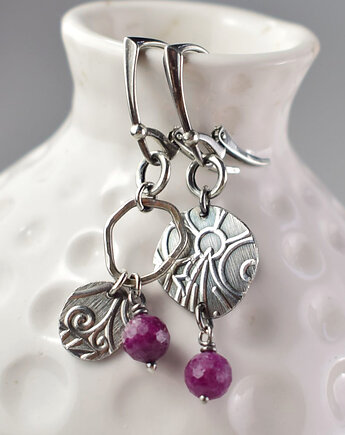 Asymetrycznie  - srebrne kolczyki z rubinem