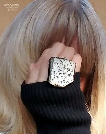 Niezwykły pierścień z wielkim surowym jaspisem dalmatyńskim PREZENT lux, Galeria Limart