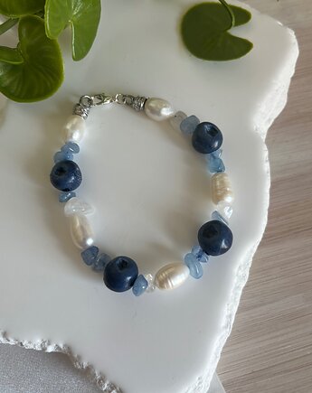 Bransoletka z motywem owoców leśnych: Borówki, perły i lamieni, MariaPolymer