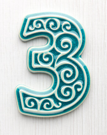 Numer mieszkania, cyfra 3 turkusowa, wysokość 8 cm, pracowniazona