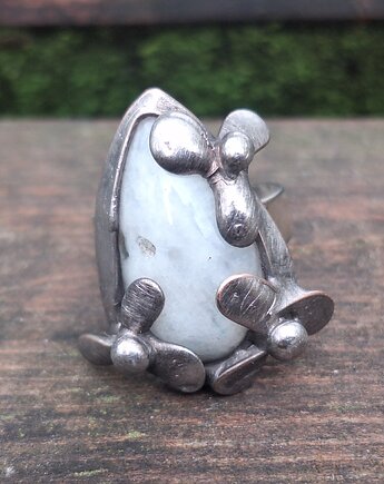 Księżycowe kwiaty - pierścionek regulowany, po drugiej stronie lustra