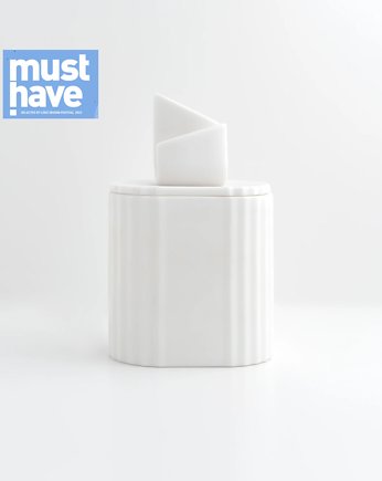 Uneven - świeca w pojemniku z porcelany Parian, Kyuka Design