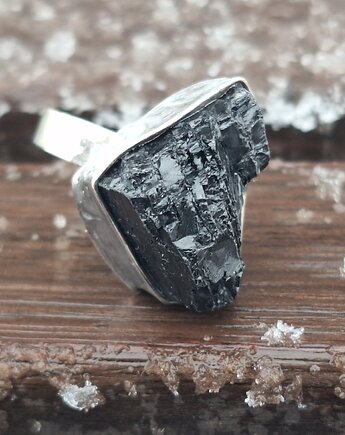 Turmalin jak węgiel - pierścionek rezerwacja, po drugiej stronie lustra