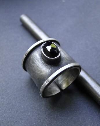 Pierścień Szeroki ze spinelem, Memero