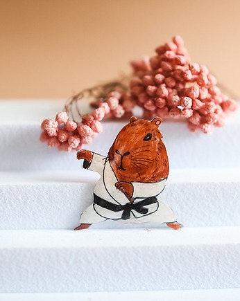 Broszka KapiBrusliii karate miszcz, Pintura