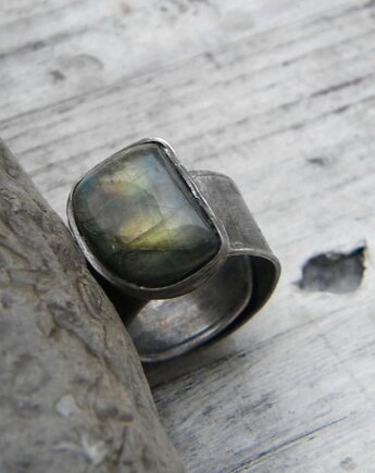 Zielonozłoty labradoryt  - pierścionek, Beata Trotter