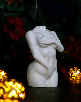 Rzeźba z gipsu, figurka kobiety w bieli, wys. 8,5 cm, JBJart Justyna Jaszke