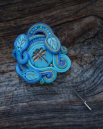 Turkusowa broszka ze złotą ważką, Mró Soutache